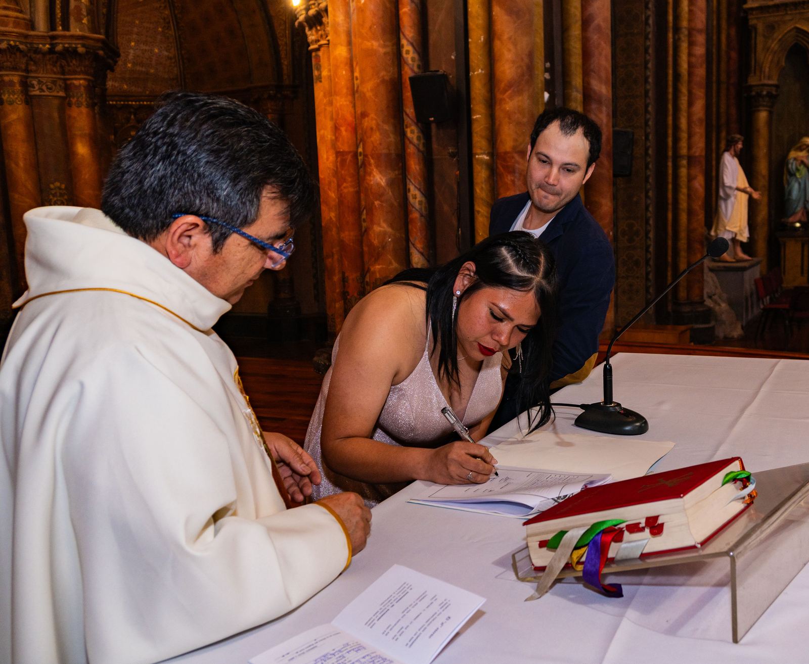 Detalle de manos con anillos de matrimonio