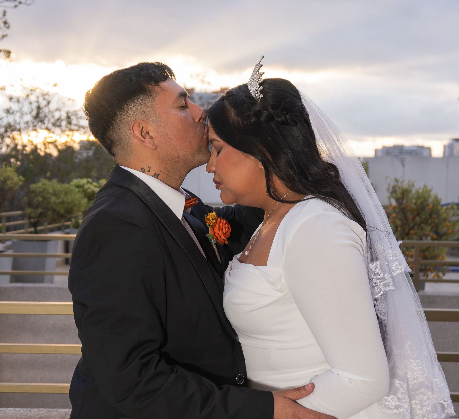 Boda de Carla y Marlon en azotea al atardecer