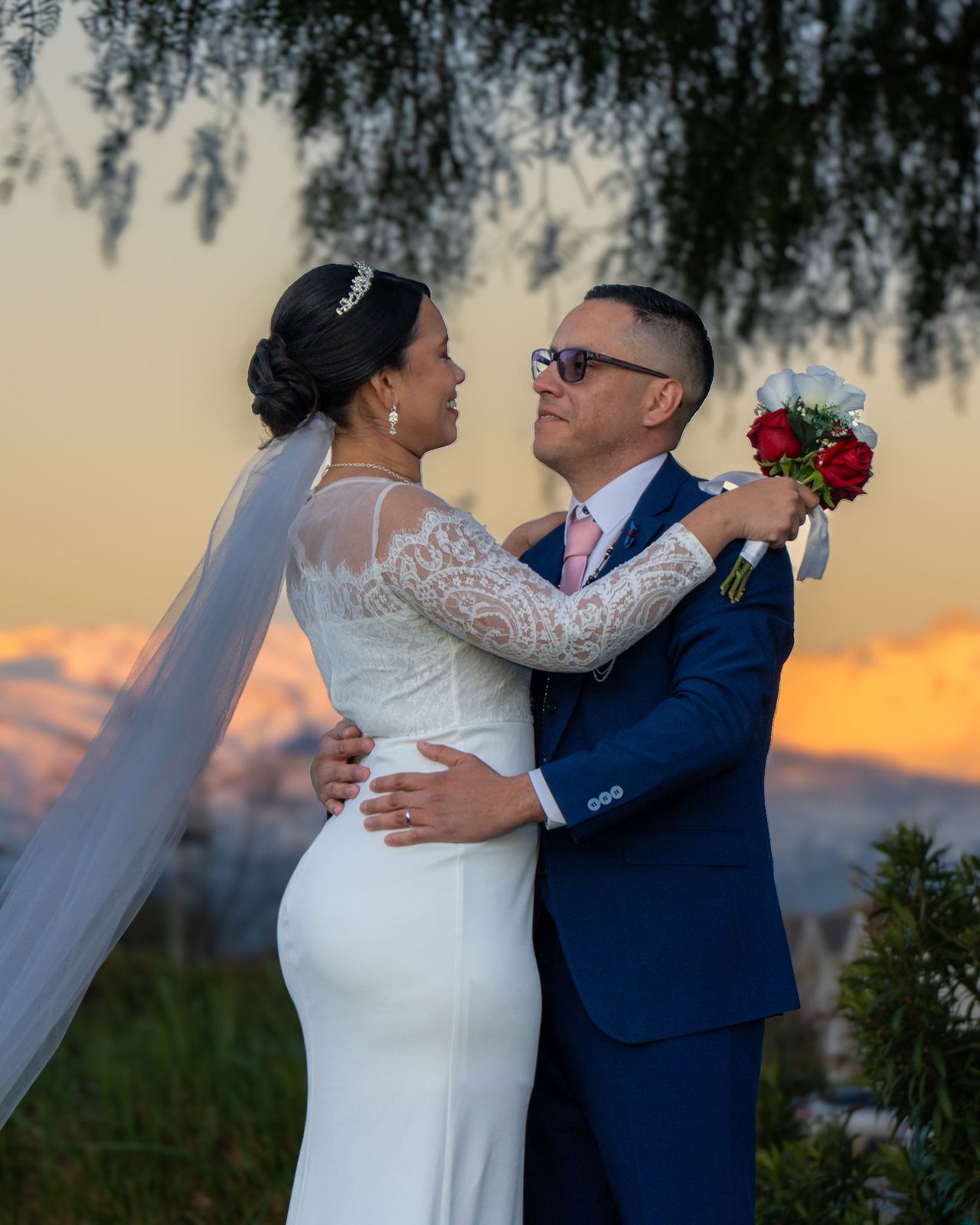 Fotógrafo de bodas en Santiago de Chile — novios abrazados al atardecer, con la cordillera de fondo